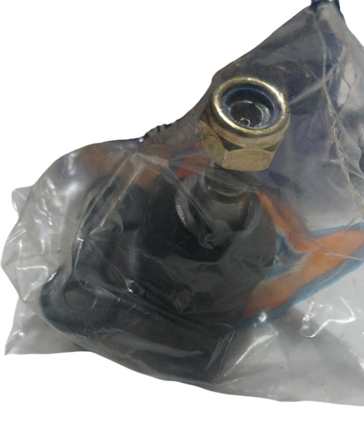 Pieza de automóvil de color negro con racor de latón, en plástico transparente.