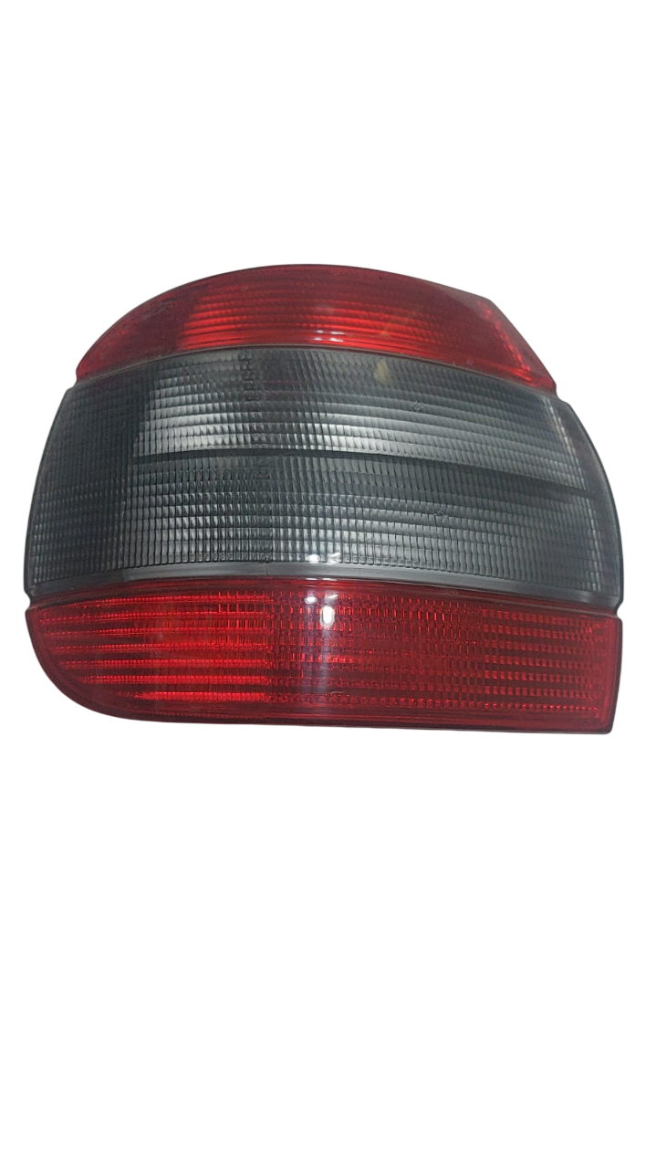 Luz trasera de coche de color rojo, transparente y gris.