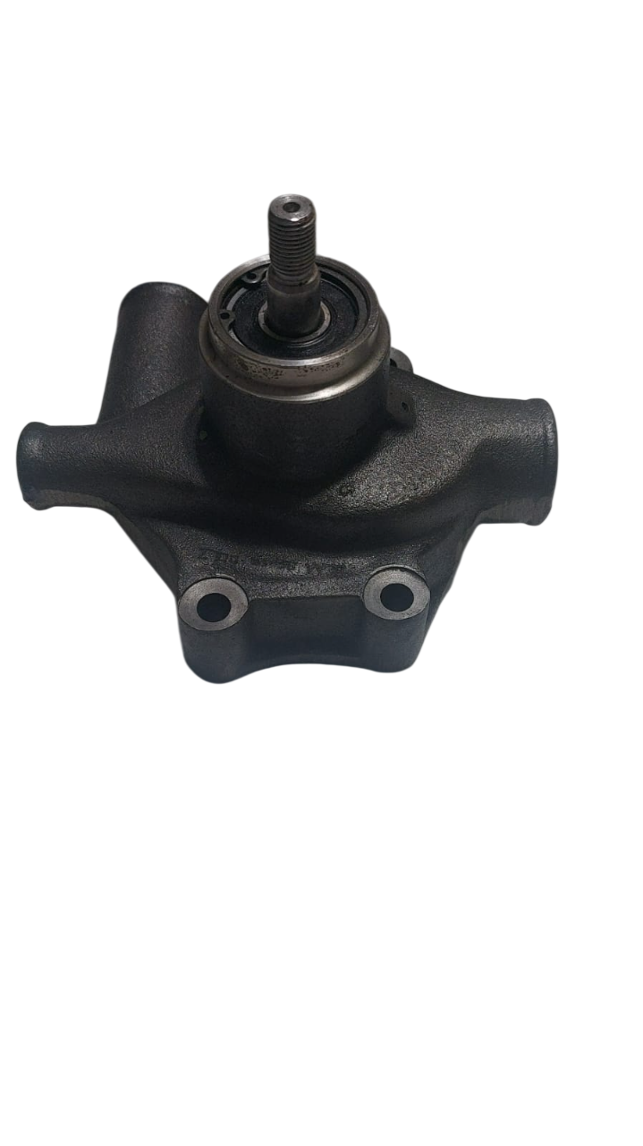 Bomba de agua de metal negro con tres salidas y eje.