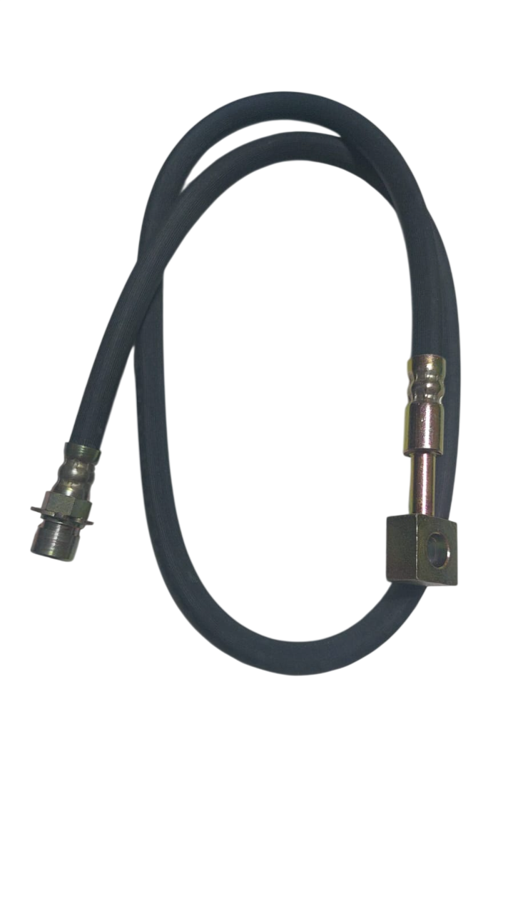 Manguera de freno flexible negra con accesorios metálicos sobre fondo blanco.