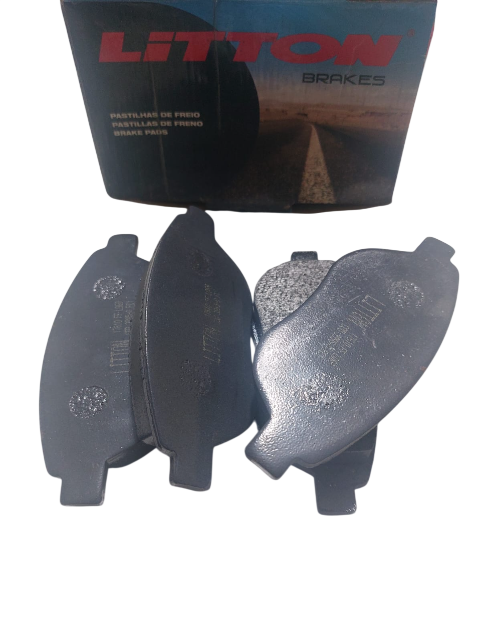 Juego de pastillas de freno LITTON nuevas junto a su caja.