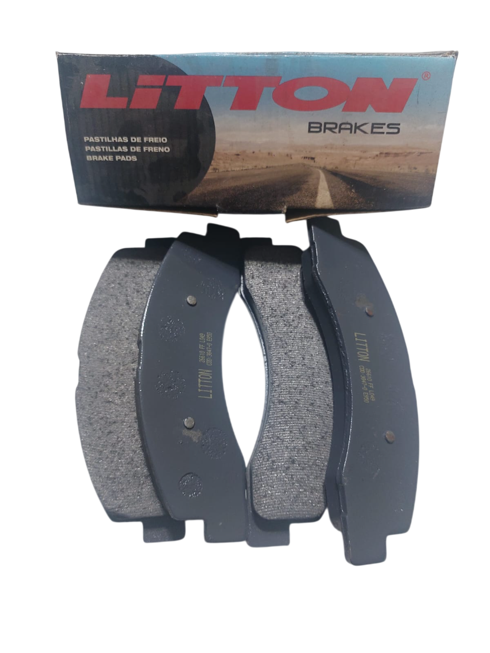 Cuatro zapatas de freno Litton junto a su caja, de color negro con material de fricción gris.