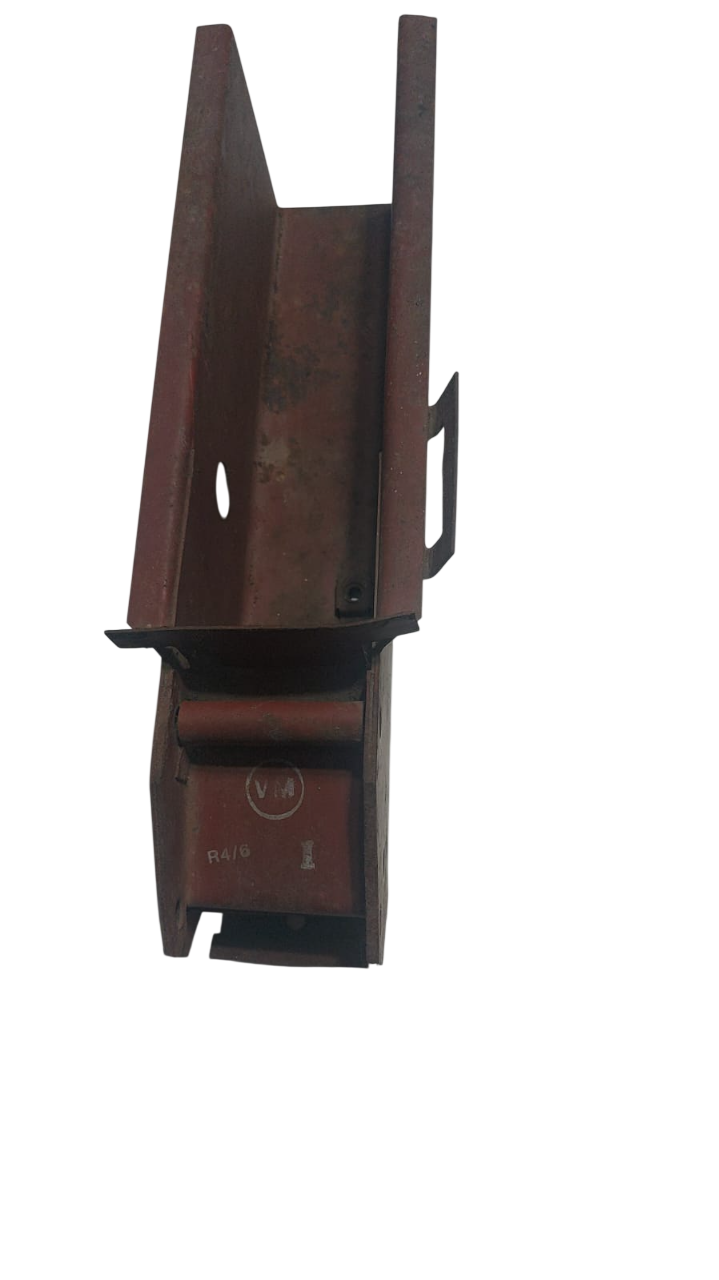 Un soporte de acero oxidado con un canal abierto y una sección rectangular adjunta.