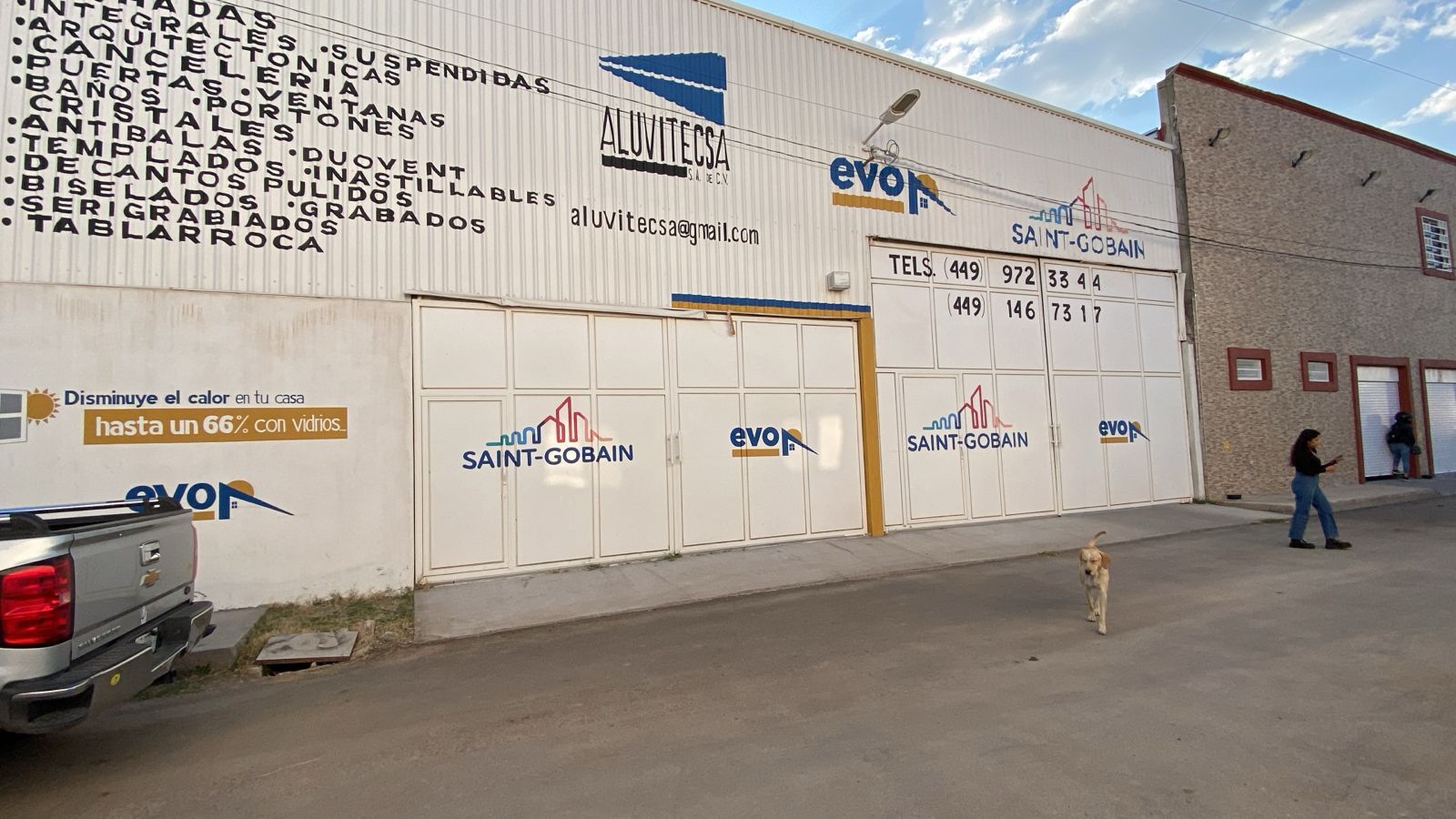 Un camión está estacionado frente a un edificio que dice evo