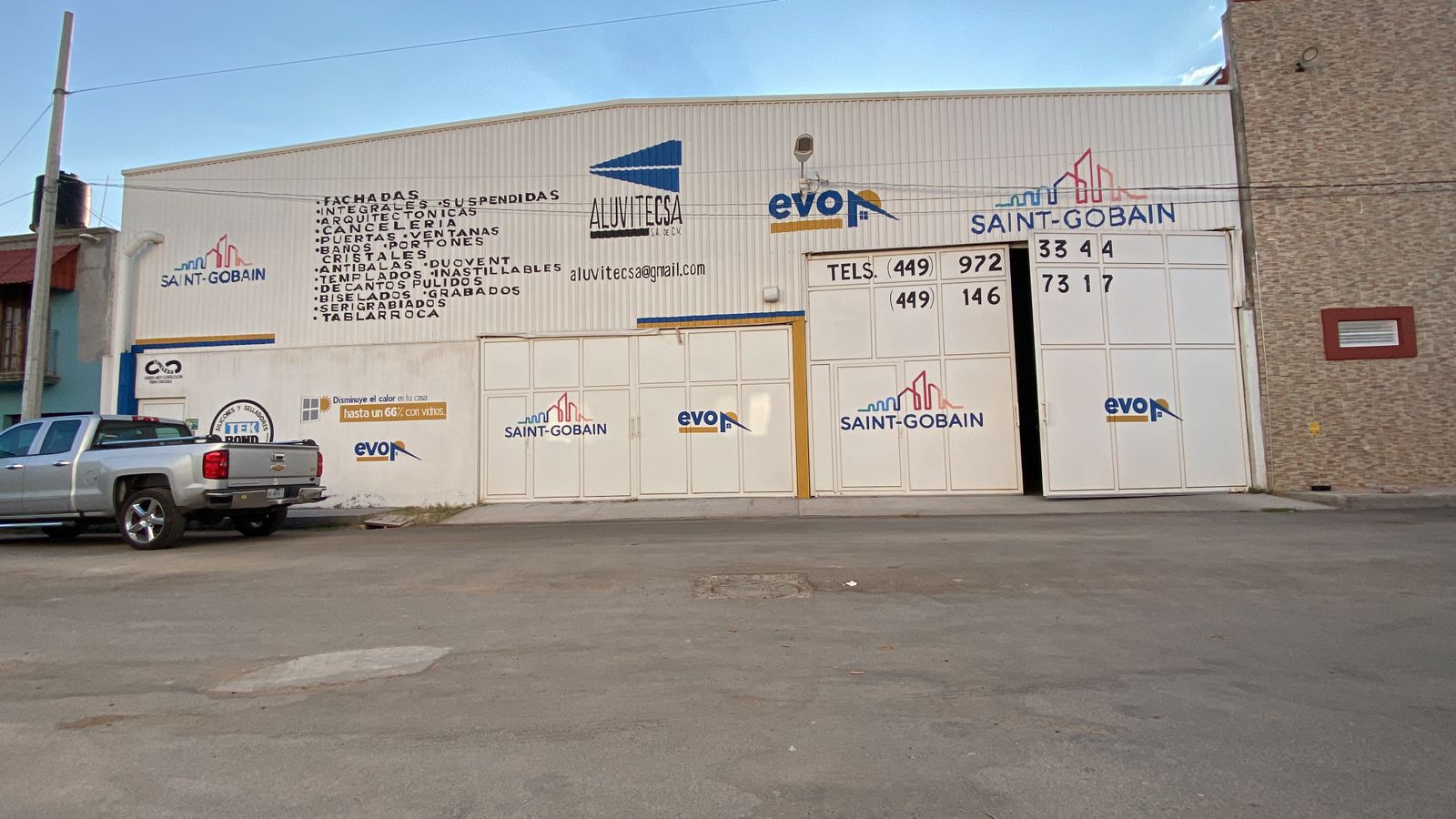 Un camión está estacionado frente a un edificio con graffitis en él.