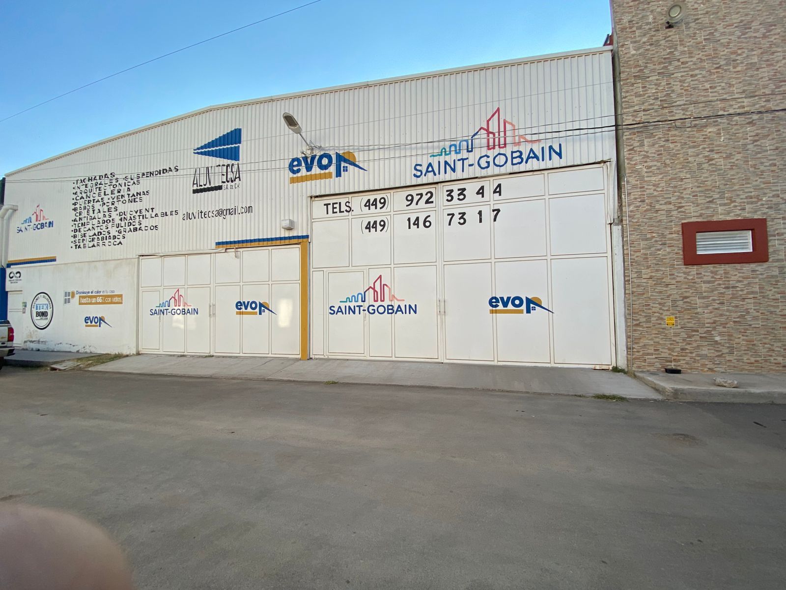 Un edificio blanco con la palabra evop pintada en él.