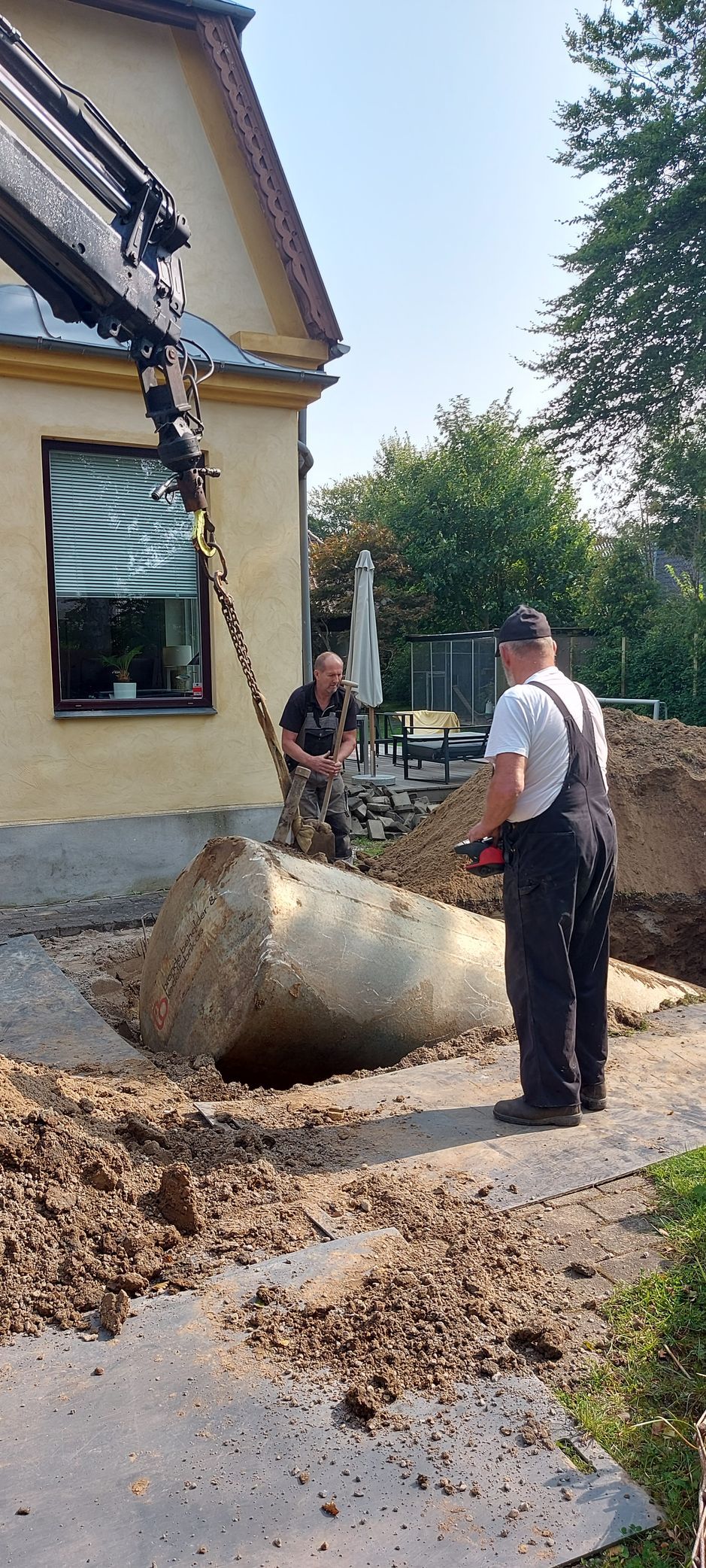 Olietank hejses op fra udgravningshullet