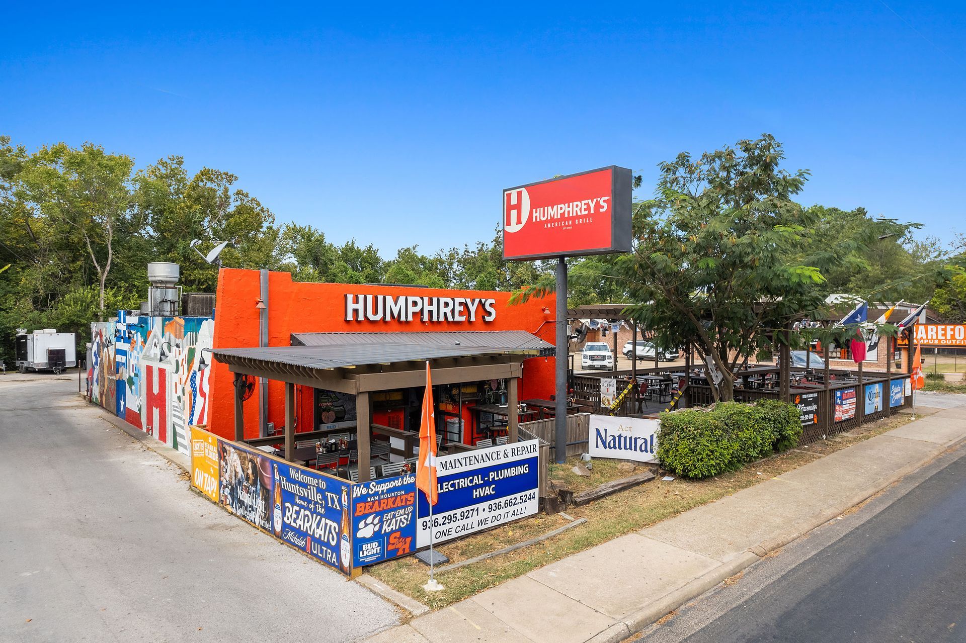 A Humphrey's restaurant is located on the corner of a street near The Heights offers student apartments for rent near SHSU in Huntsville, TX.