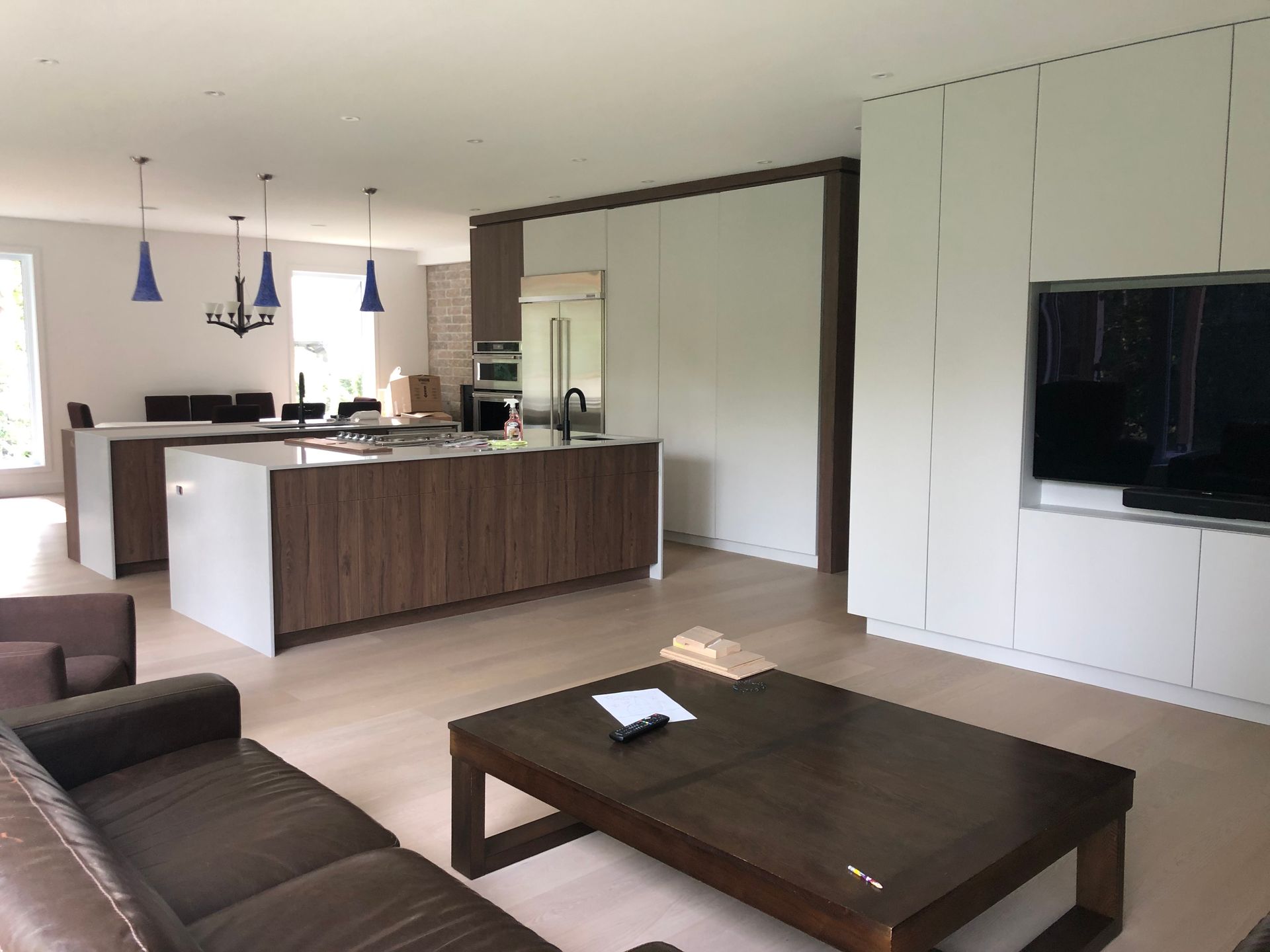 Un salon avec un canapé, une table basse et une télévision.