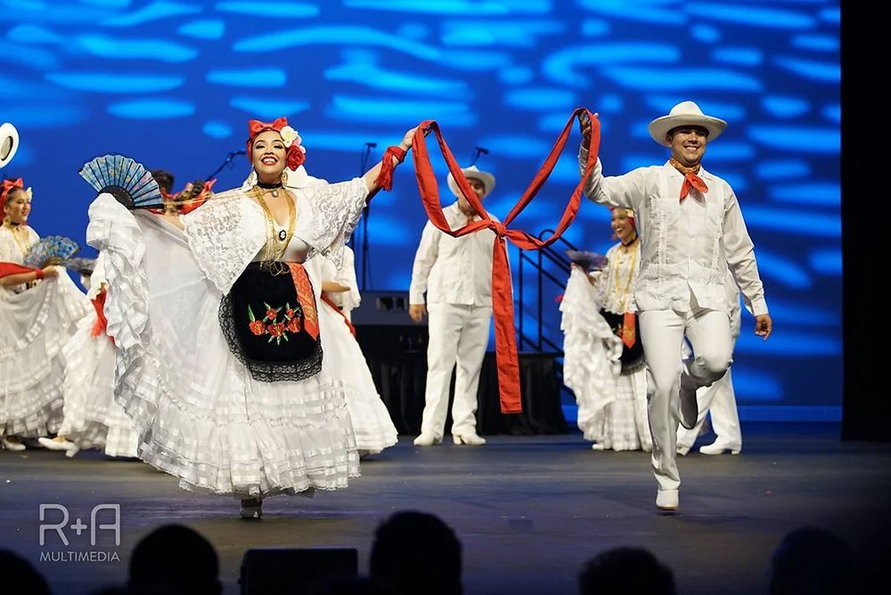 Grupo Folklórico Los Laureles 
Folklorico Dance Troupe