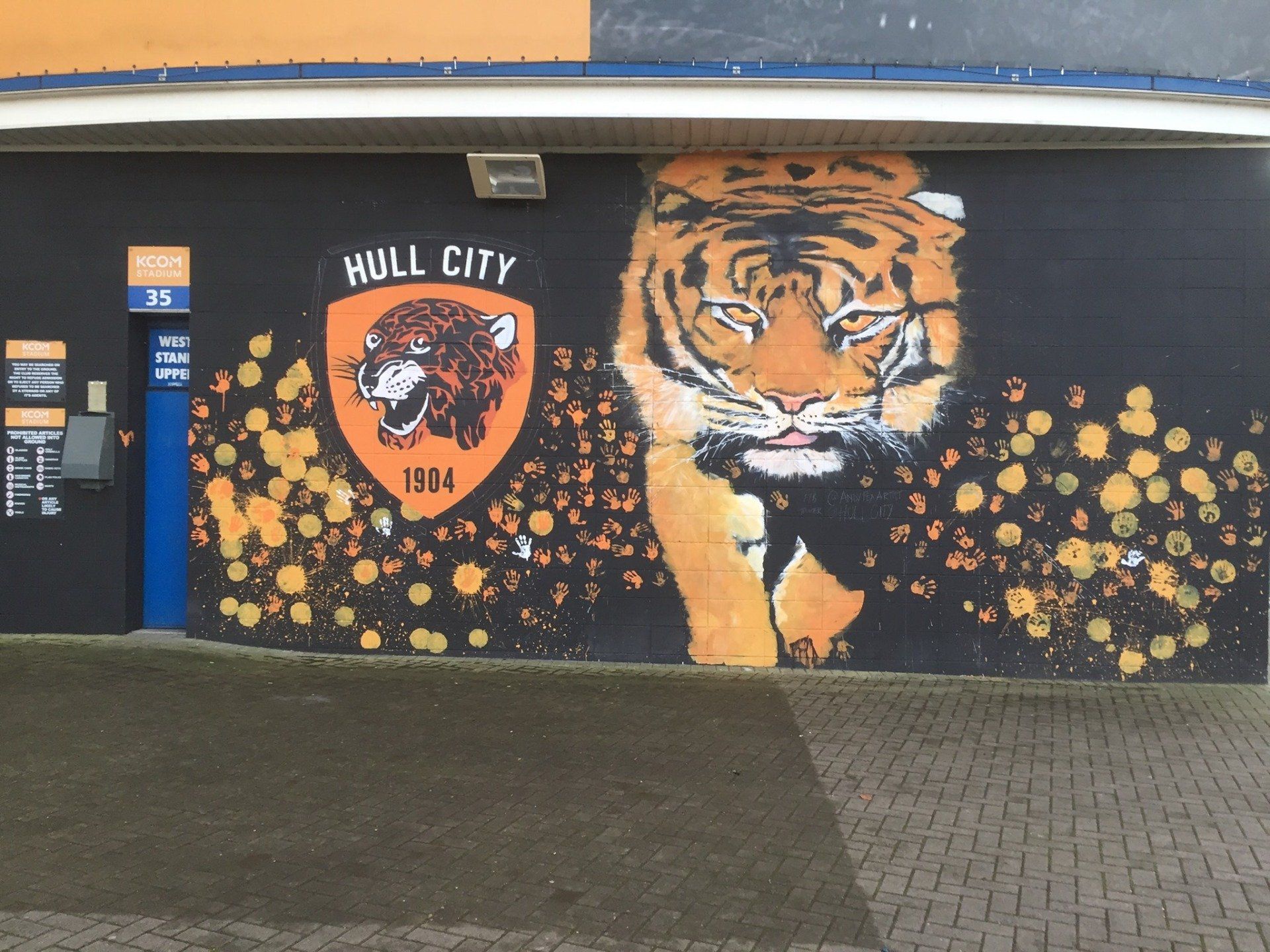 A mural of a tiger on the side of a building that says hull city