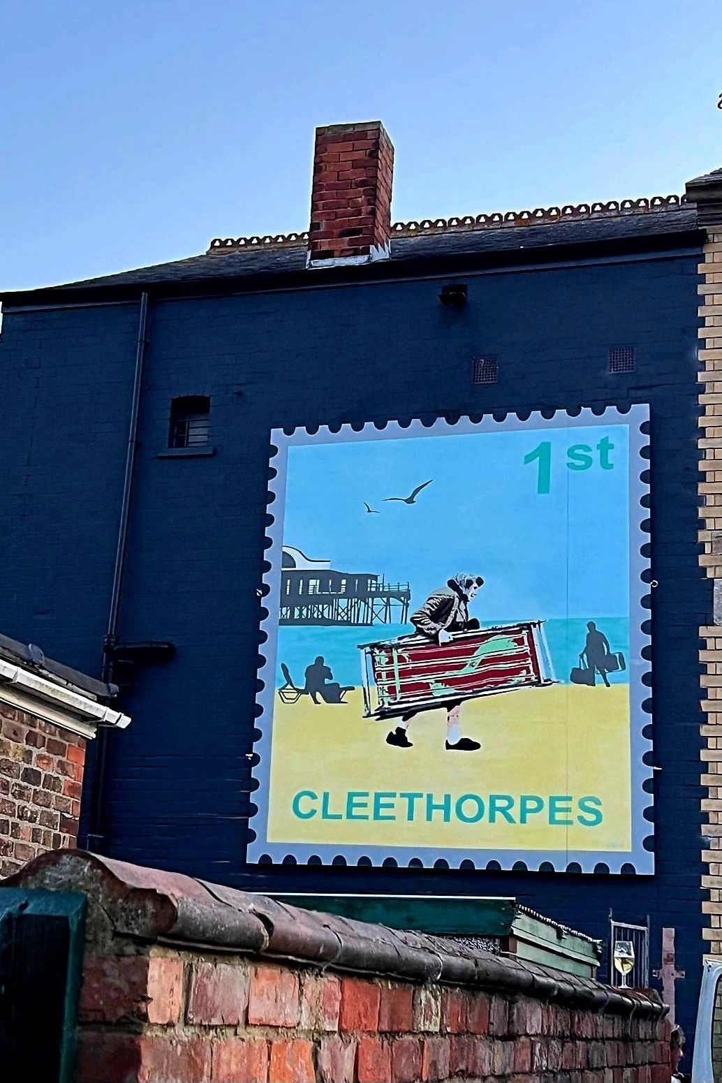 A painting on the side of a building that says cleethorpes