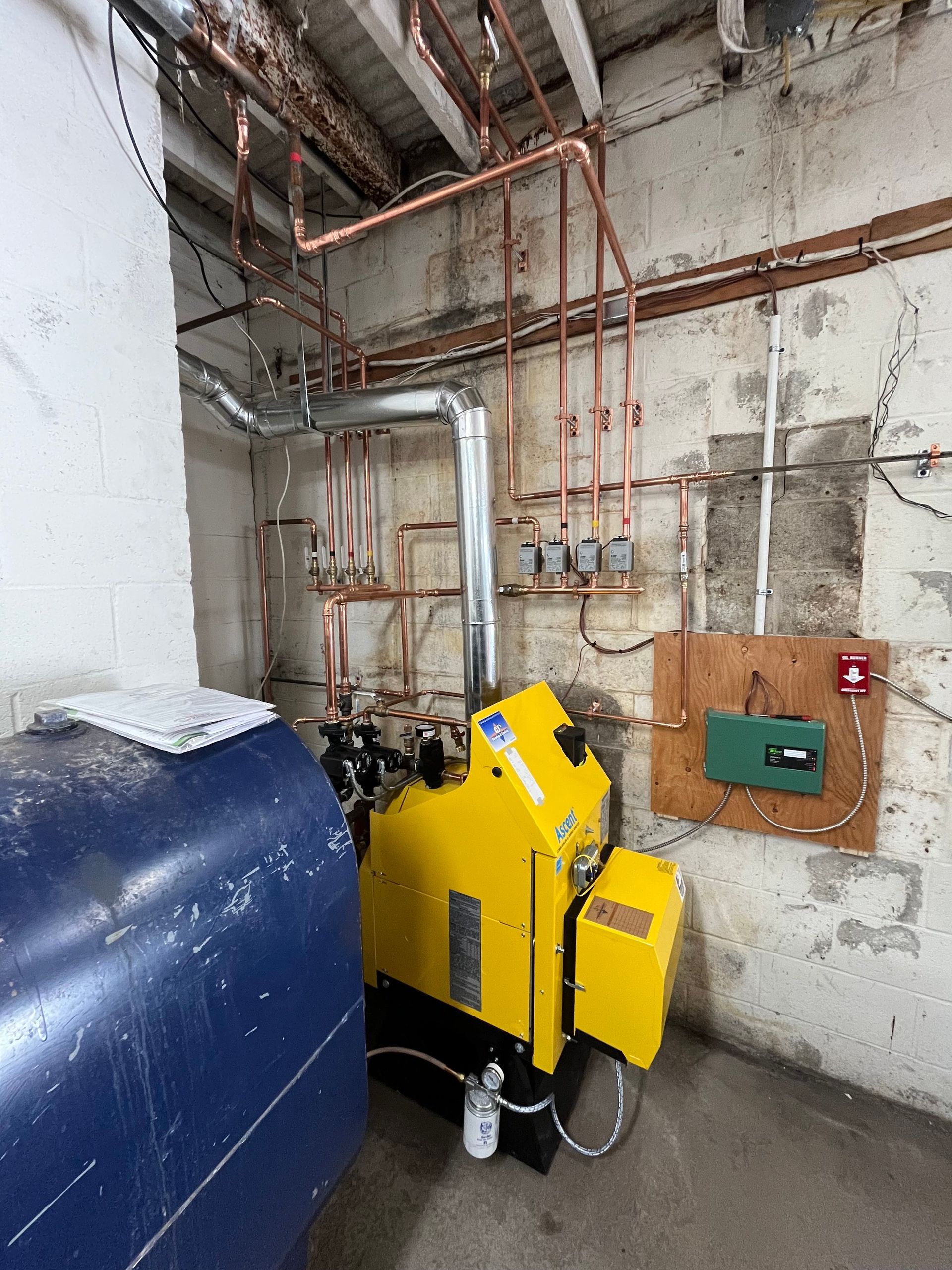 A room with a blue tank and a yellow machine