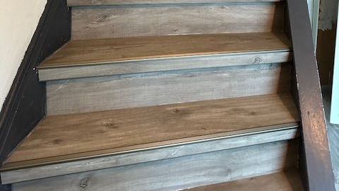 Een close-up van een stapel houten planken op een tafel.
