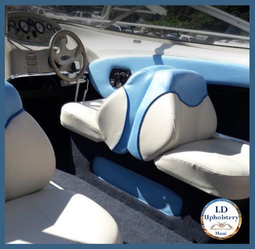 Stirring wheel and seats of a newly upholstered boat