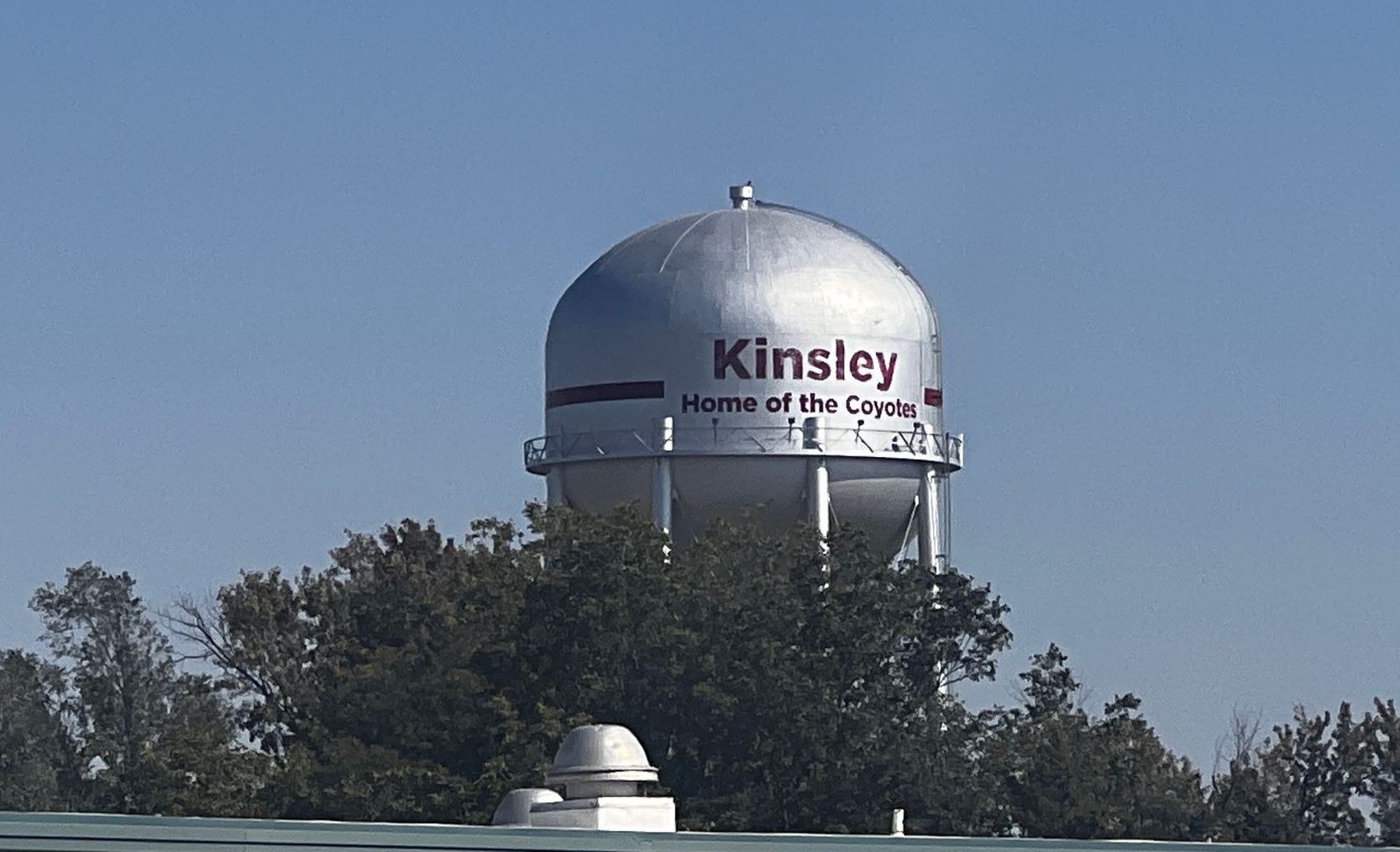A water tower with the name kinsley on it
