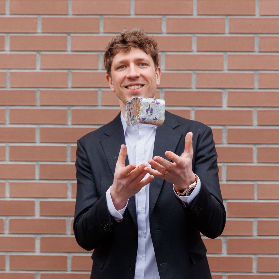 Portrait Philipp mit Aluminium Brikett