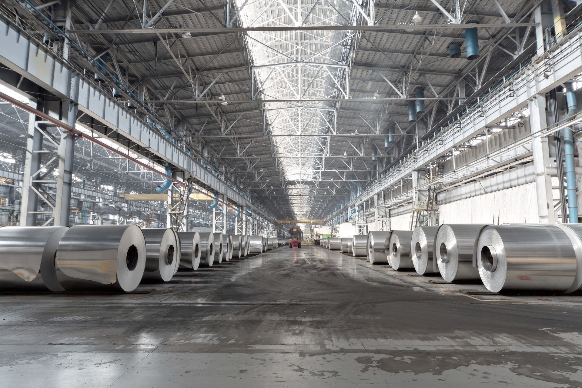 Ein grosses Lagerhaus voller Rollen aus Aluminiumfolie.