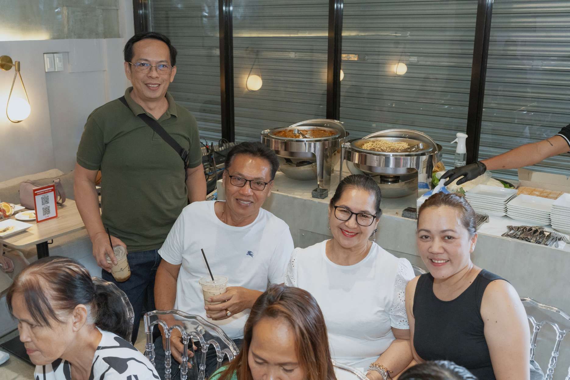 A group of people are sitting at a table in a restaurant.