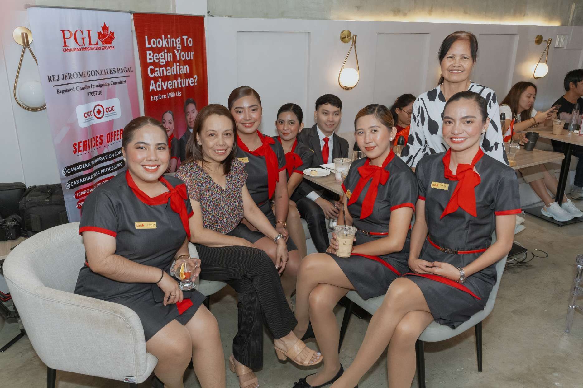 A group of people are posing for a picture while sitting in chairs.