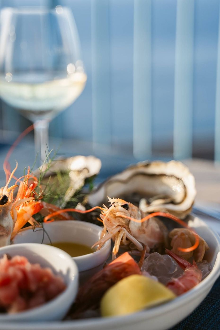 Un piatto di linguine condite con cozze, pomodorini e erbe aromatiche fresche in una salsa leggera.