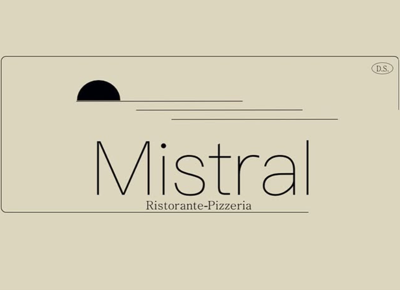 Logo per Mistral Ristorante-Pizzeria caratterizzato da un'icona semicircolare nera raffigurante un'alba e da un testo minimalista su sfondo beige.
