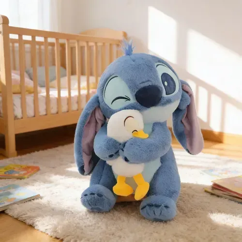 Un peluche de Stitch azul abraza a un peluche de pato blanco en una habitación infantil iluminada por el sol, cerca de una cuna de madera.