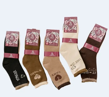 Cinco pares de calcetines tobilleros de colores dispuestos uno al lado del otro sobre un fondo blanco.