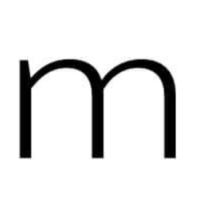 Eine schwarzweiße Silhouette des Buchstabens M auf weißem Hintergrund.