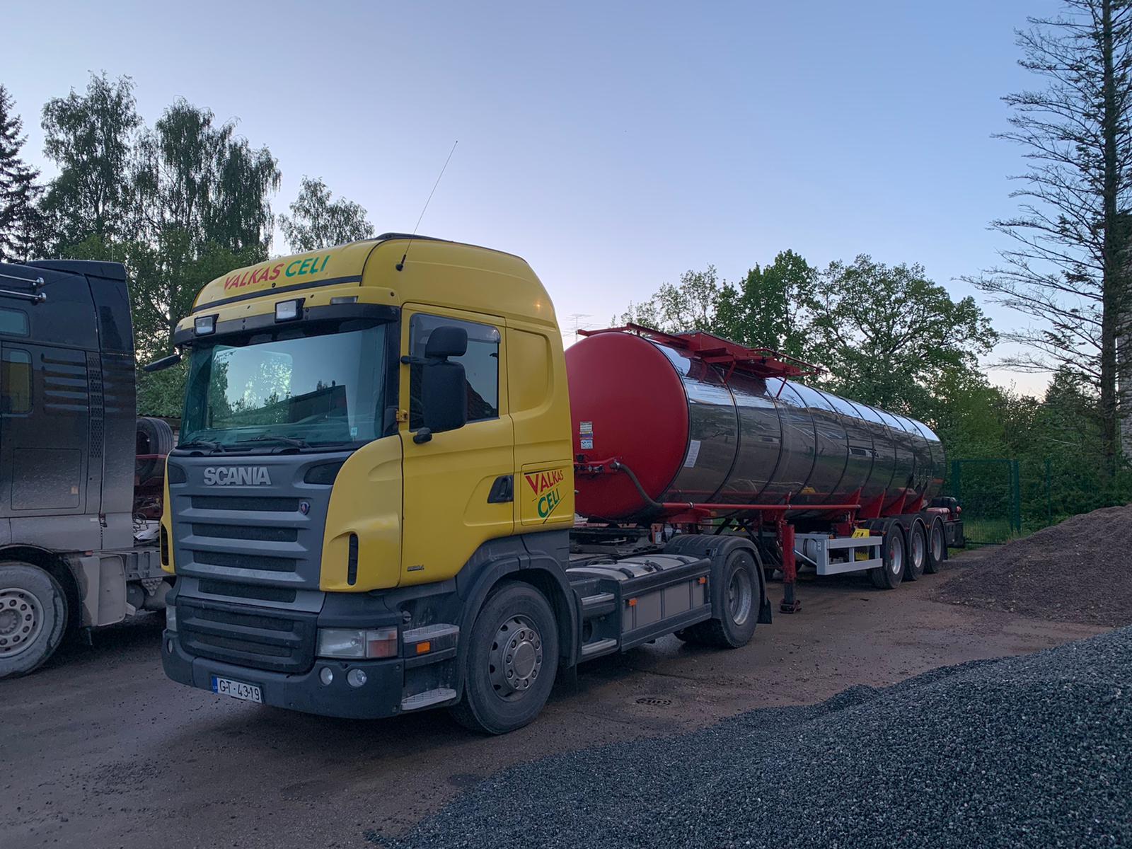 Bitumena cisterna ar seglu vilcēju nomai