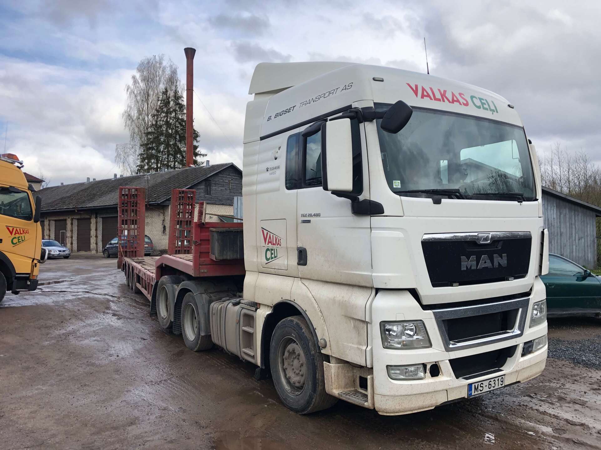 Transportēšanas treilers ar seglu vilcēju