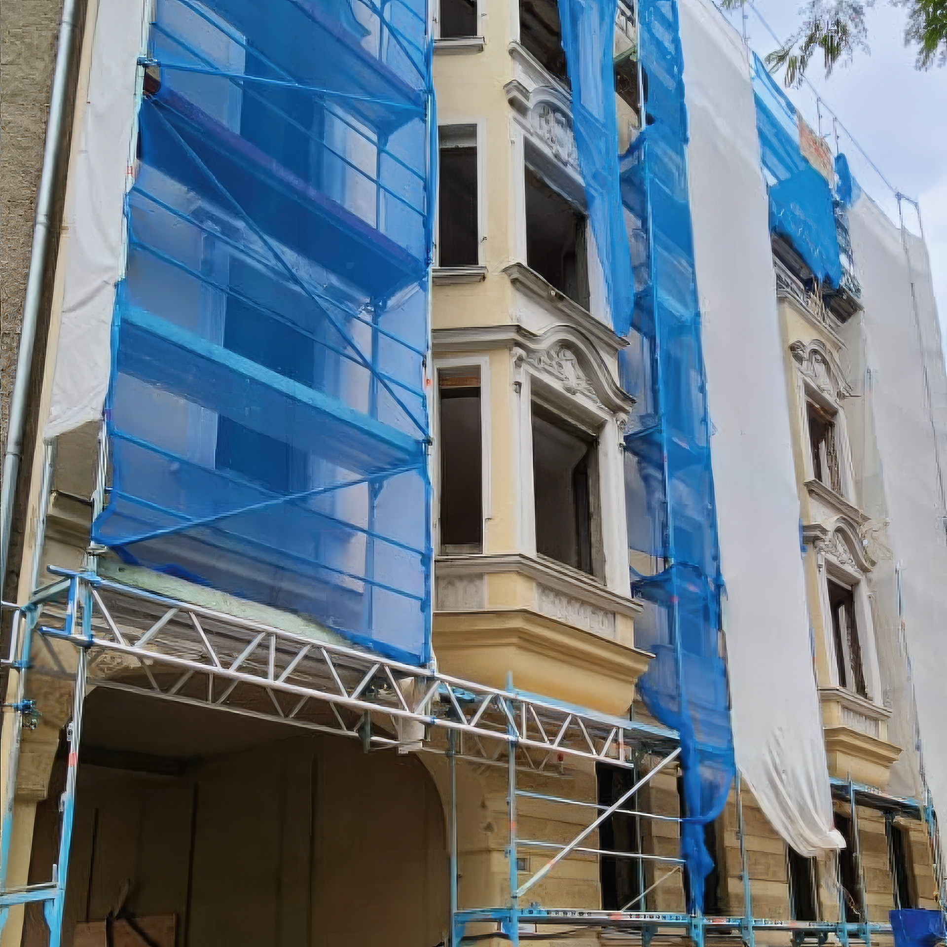 Das Gebäude wird renoviert und ist mit Gerüsten und Sicherheitsnetzen verhüllt. Weiß und blau. Der Gehweg ist durch Absperrungen blockiert.