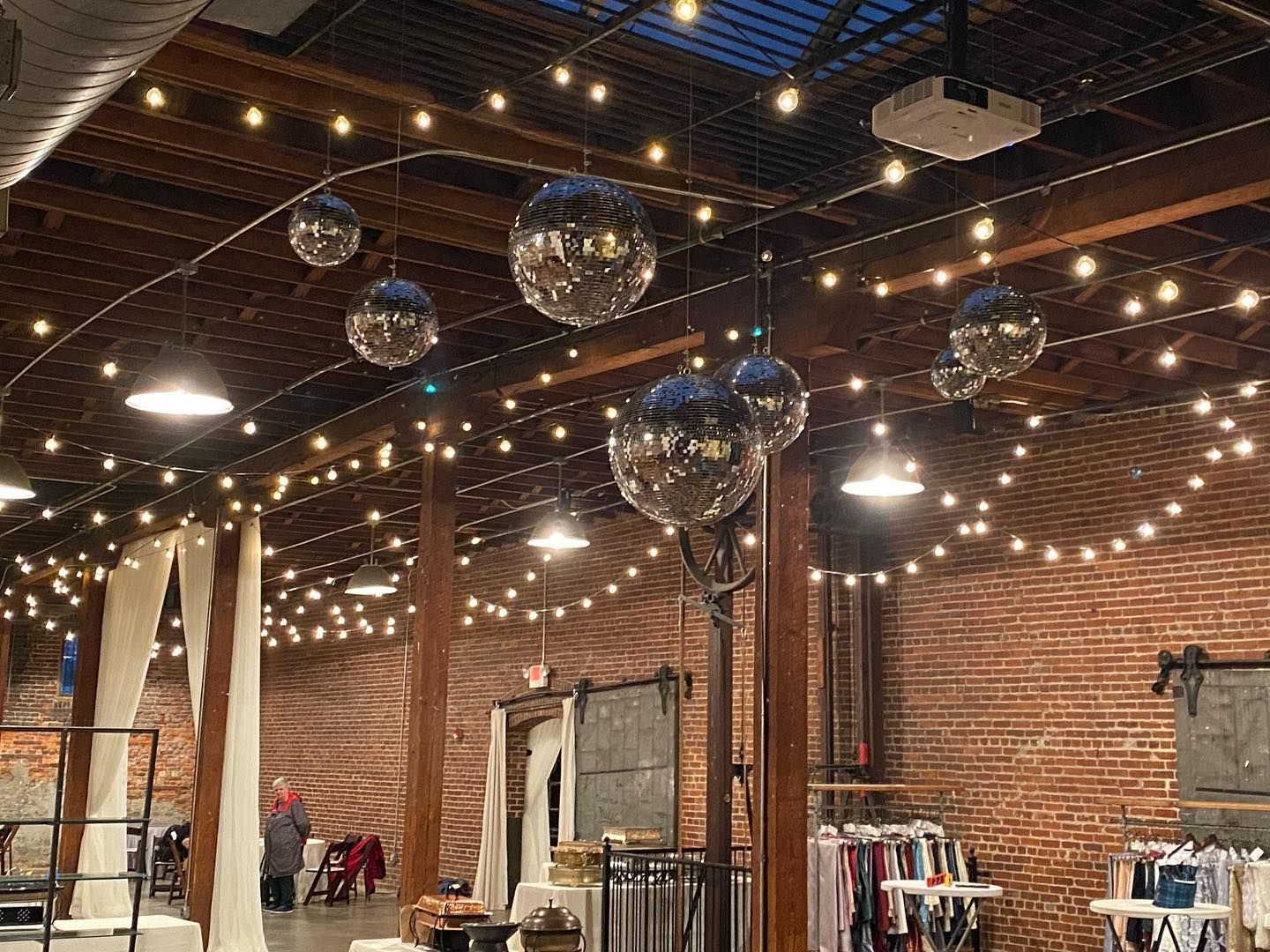 A large room with a lot of lights hanging from the ceiling.