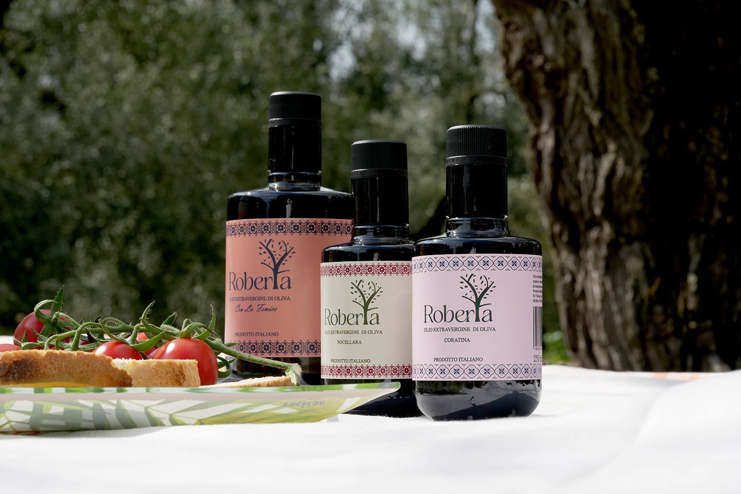 I proprietari con le bottiglie di olio