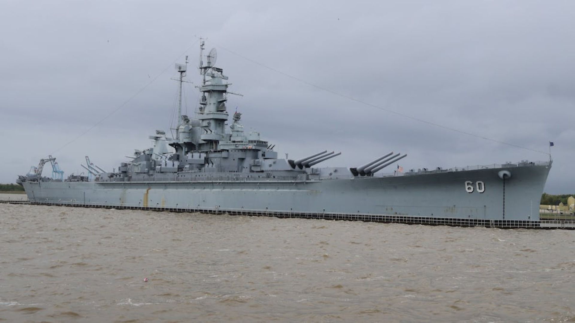 Un gran barco con el número 60 en el costado.