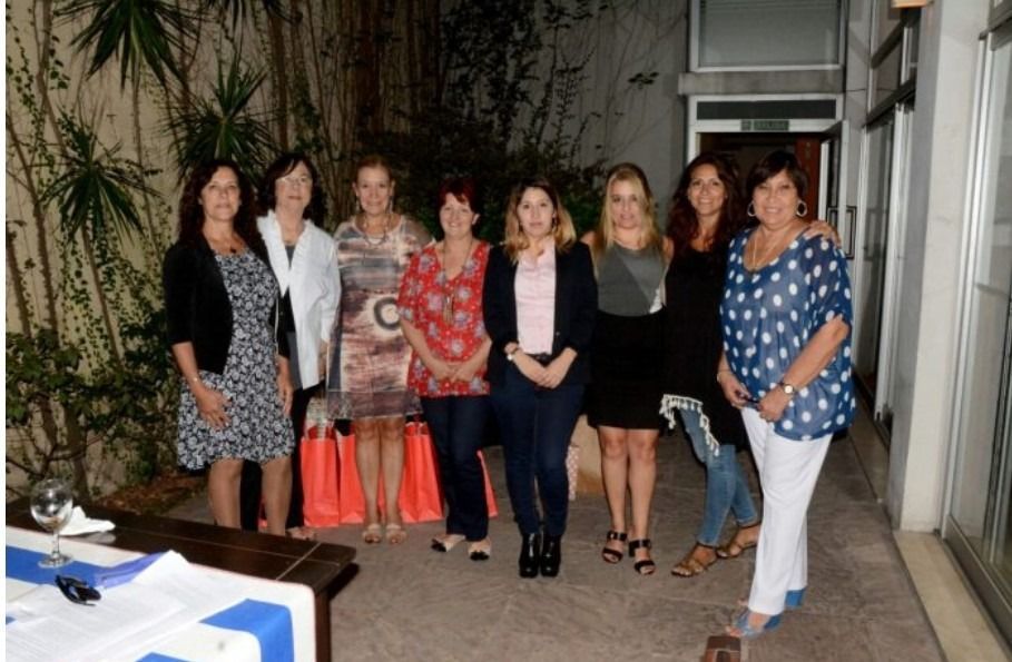 Un grupo de mujeres posan juntas para una foto.