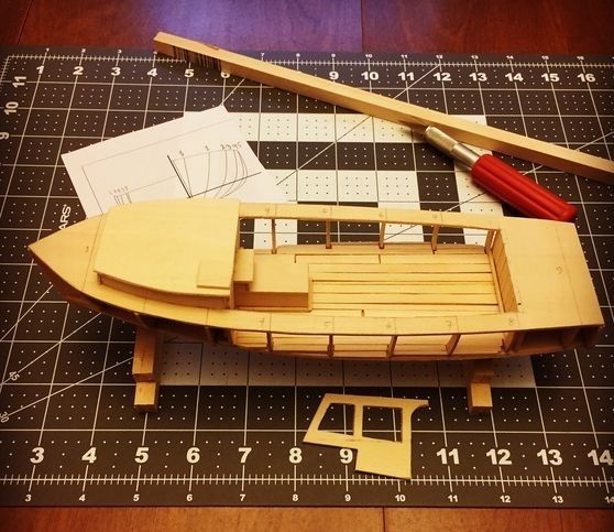 Un lápiz reposa sobre un dibujo de un edificio.