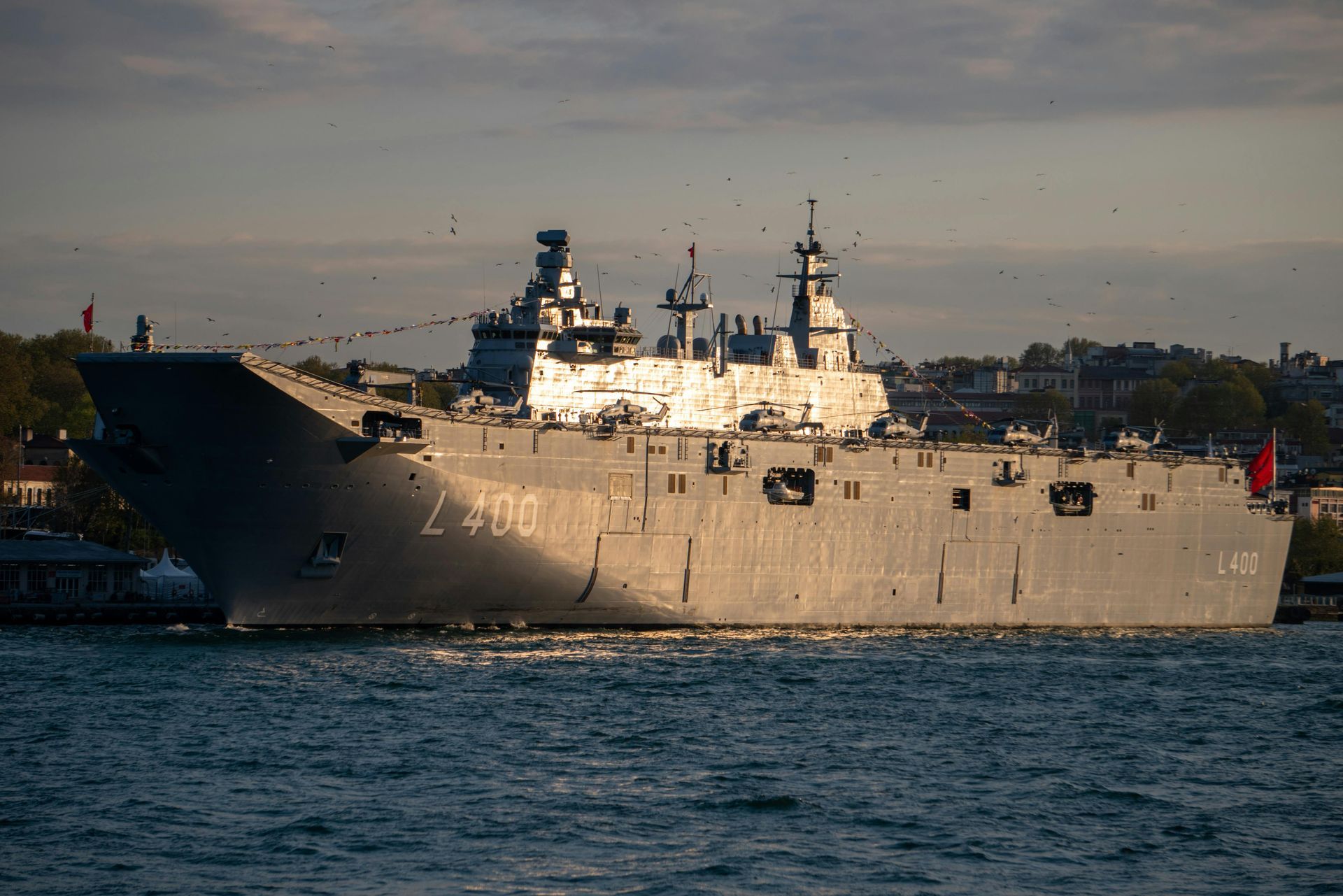 Un gran barco militar flota sobre un cuerpo de agua.