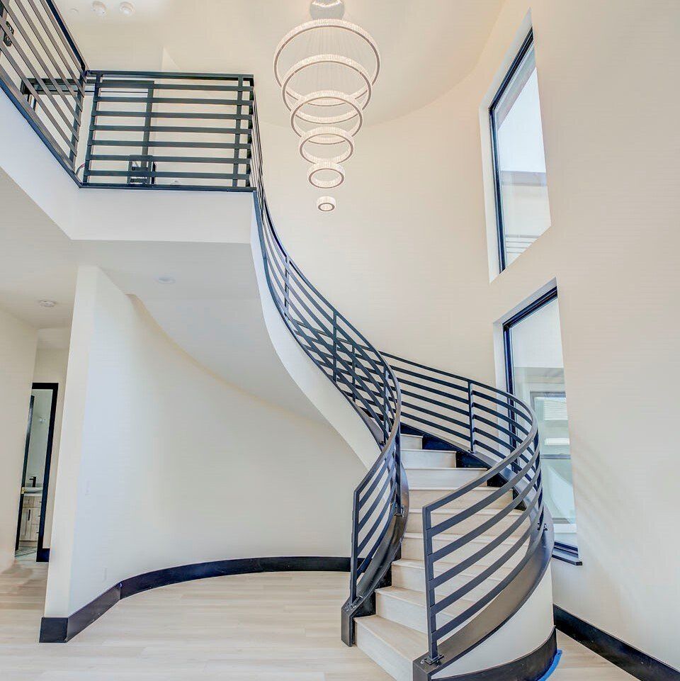 Freestanding spiral staircase