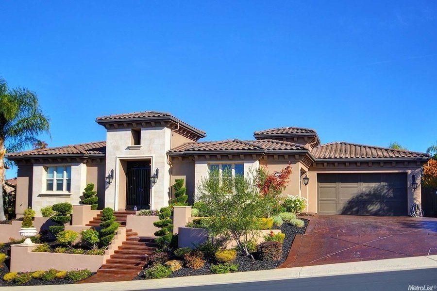 HILLCREST 4200SF+ SINGLE LEVEL LAKE VISTA