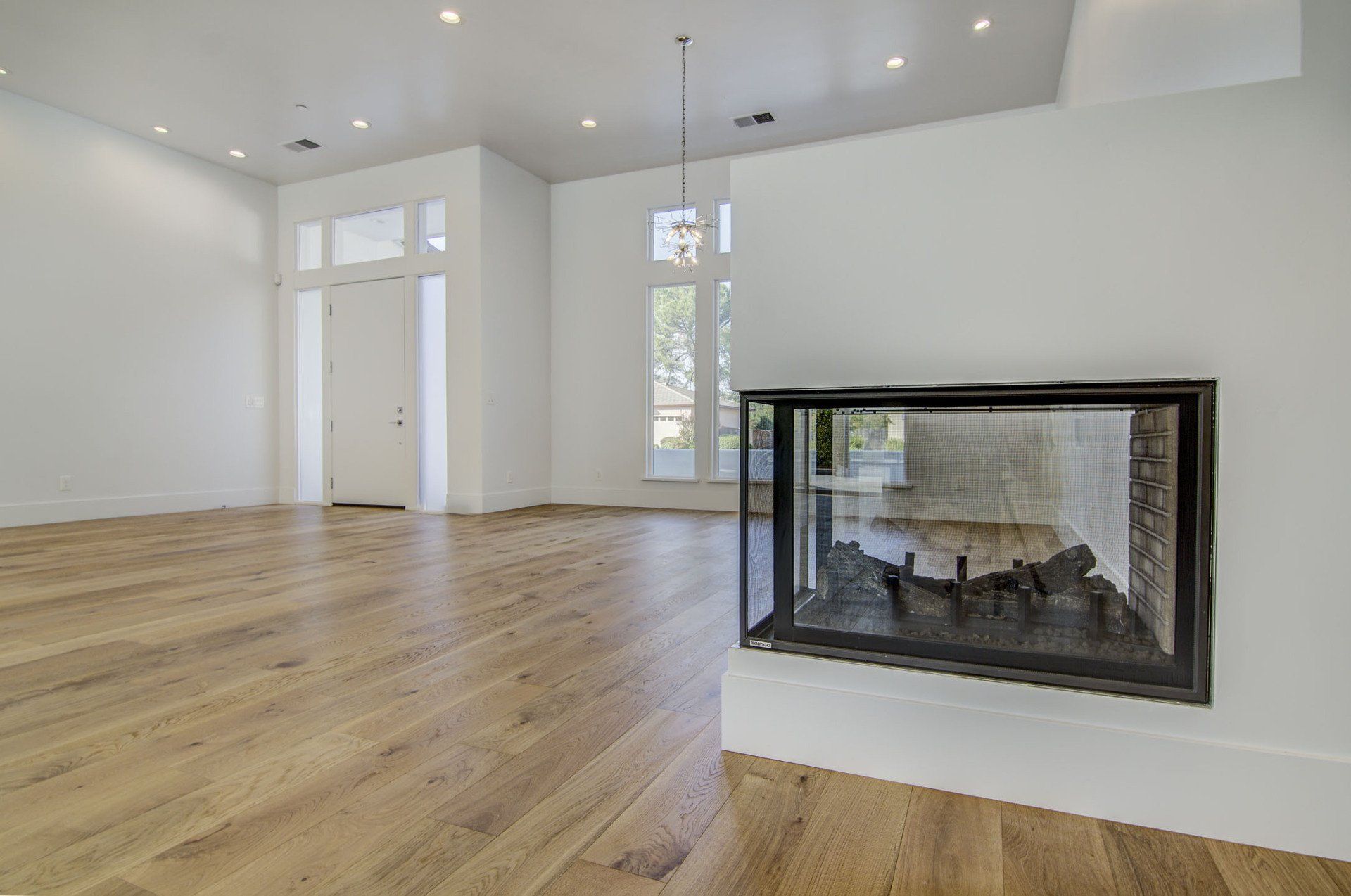 MINIMALIST IN FAIR OAKS