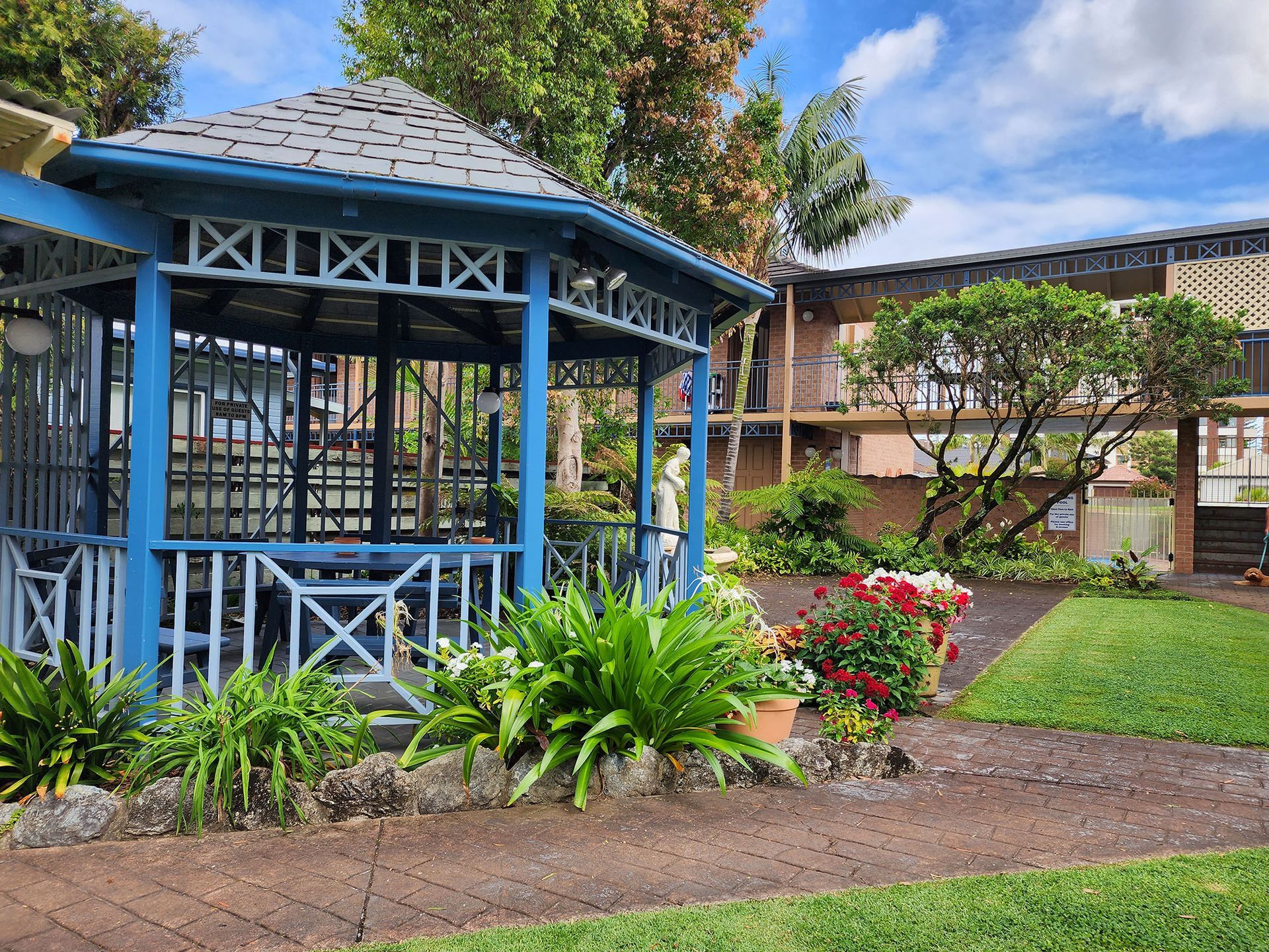At Town Beach Motor Inn you are invited to relax in beautiful gardens and pergola.