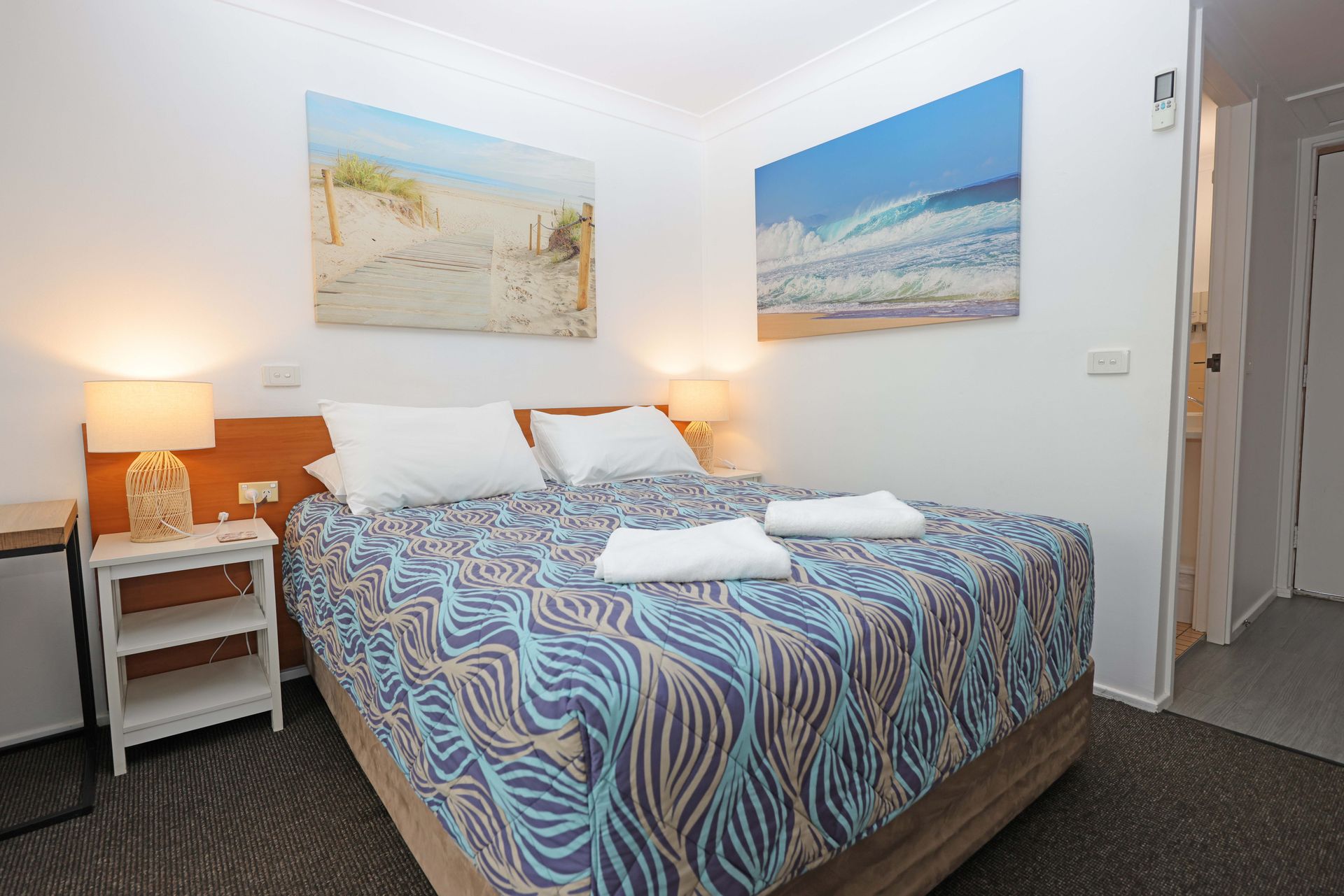 Town beach Motor Inn Queen bed