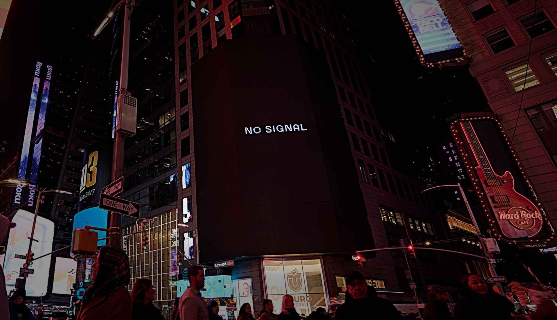 Uma família está sentada no banco de trás de um carro.