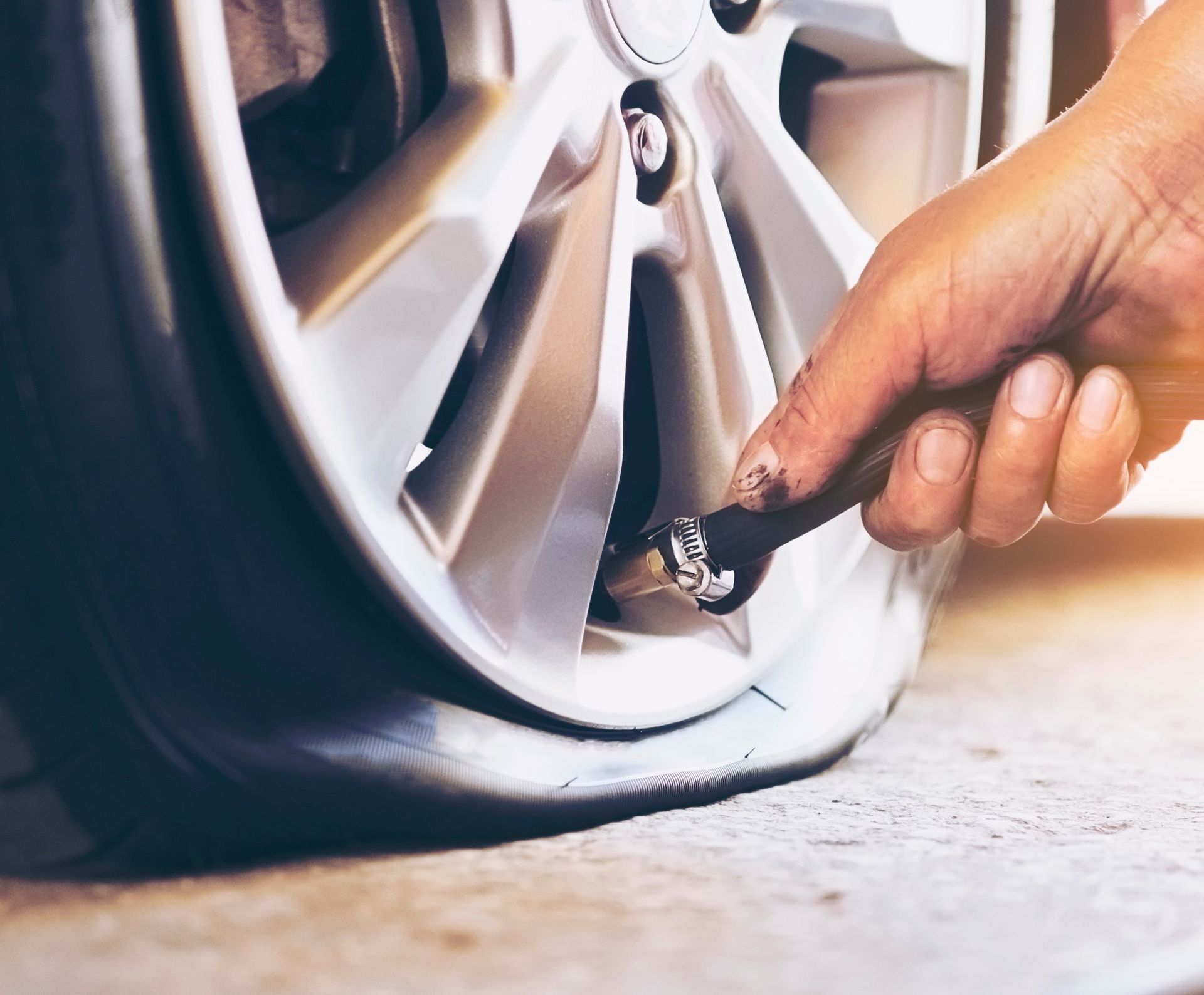 Uma família está sentada no banco de trás de um carro.