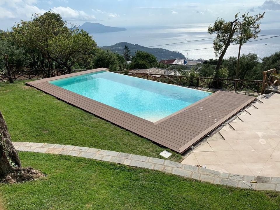 Posa professionale di pavimentazione vicino a una piscina