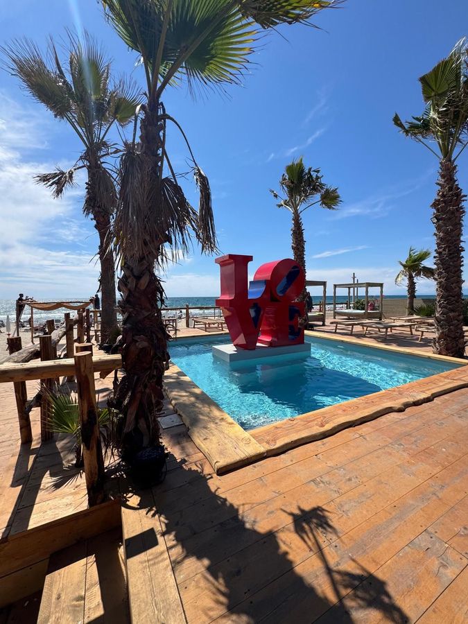 Pavimentazione antiscivolo accanto a una piscina moderna
