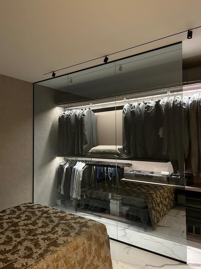 una camera da letto con letto , armadio e specchio .