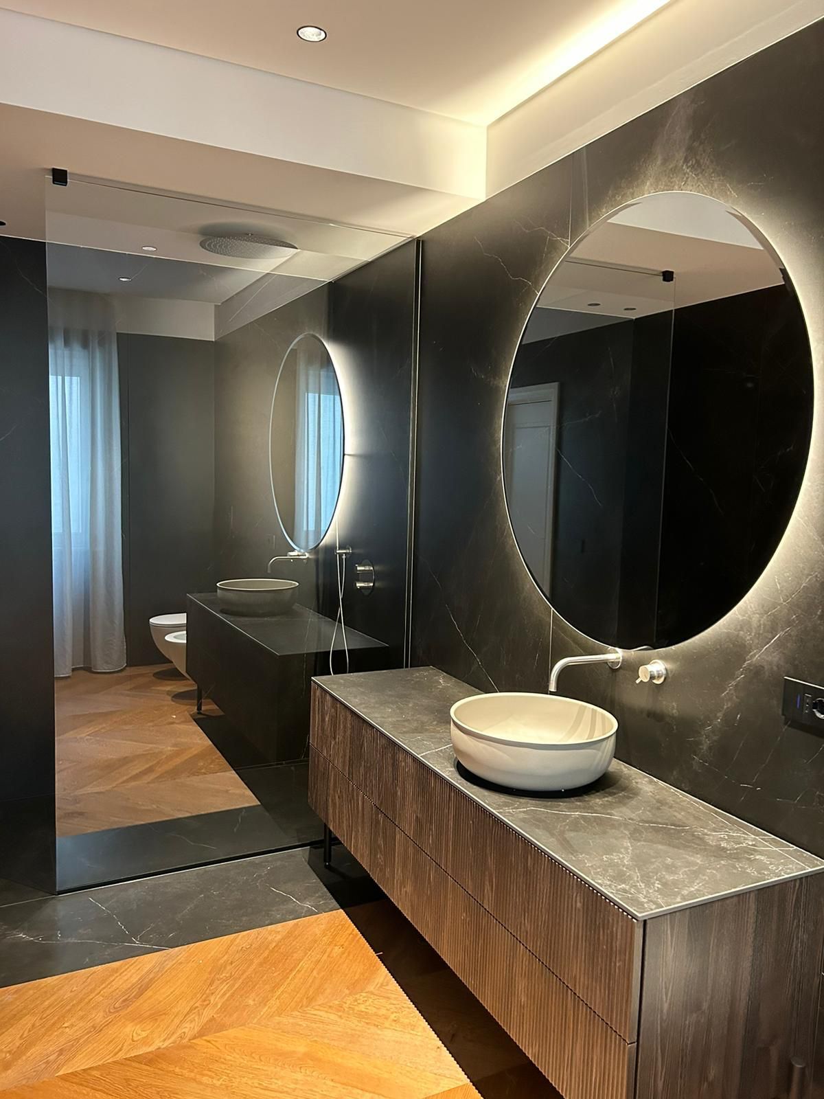 un bagno con due lavabi e due specchi .