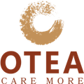 Logo for OTEA med et brunt penselstrøg "C" over den brune tekst "OTEA CARE MORE".